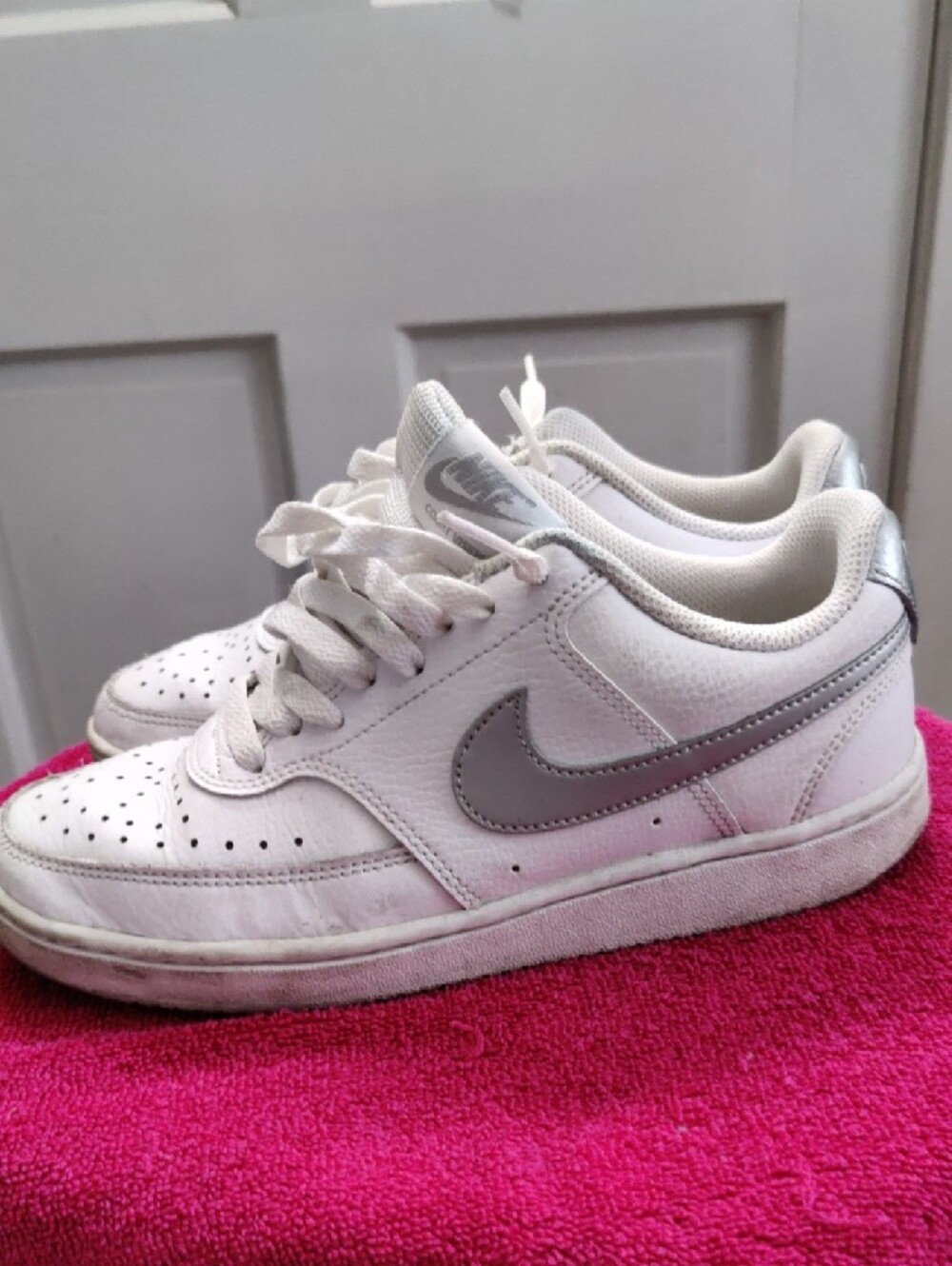 Nike White Low-Top Kids Sneakers - Picture 4 of 9